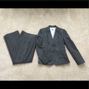 💕HP💕 EUC tahari pantsuit 2P